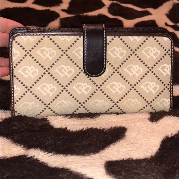 Dooney & Bourke Handbags - Dooney & Bourke Wallet